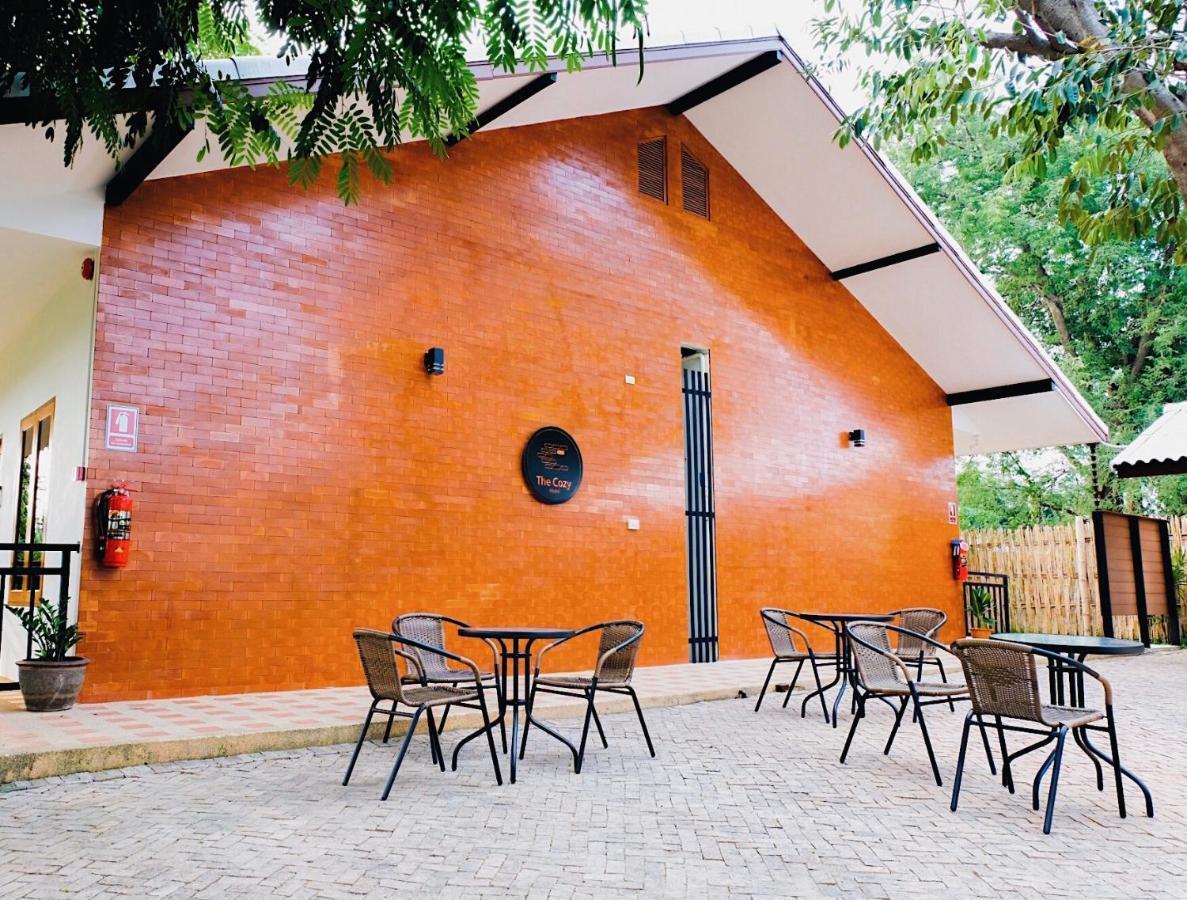 The Cozy Hotel Фетчабури Екстериор снимка